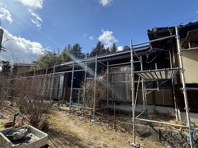 飯田市で変形や歪みが生じていた雨樋の交換工事、金属製雨樋を用いた施工の様子