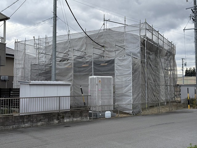 住宅のスレート屋根に対して行う塗装工事の安全を確保する足場の設置