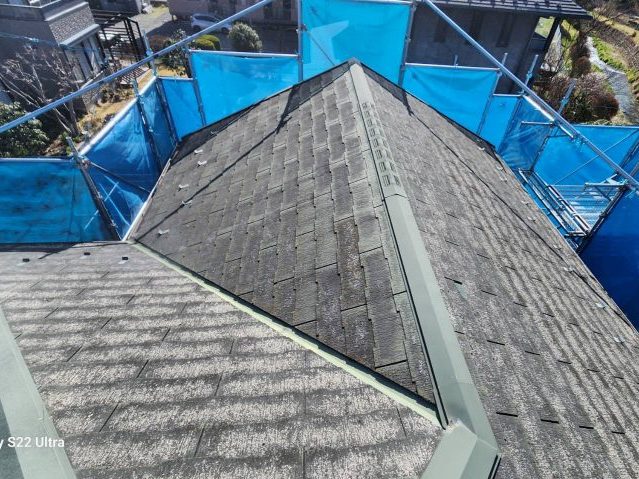 駒ヶ根市　中古住宅のリフォーム工事で足場組立とスレート屋根の撤去が始まりました