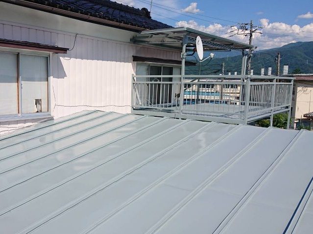 駒ヶ根市　築50年のM様邸にて屋根外壁の塗装と一部板金工事を行いました