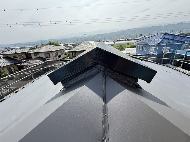 屋根カバー工事の換気棟周囲へのコーキング処理