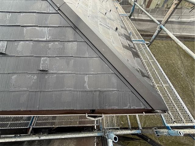 屋根カバー工法による改修工事の高圧洗浄完了後状況