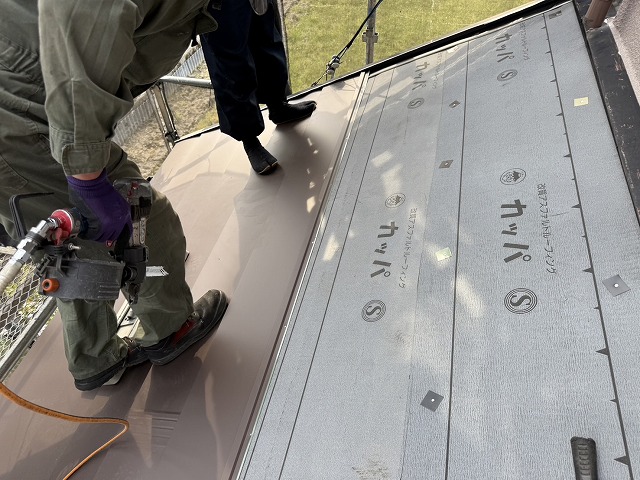 屋根カバー工事の下屋根へのSGL鋼板屋根本体施工