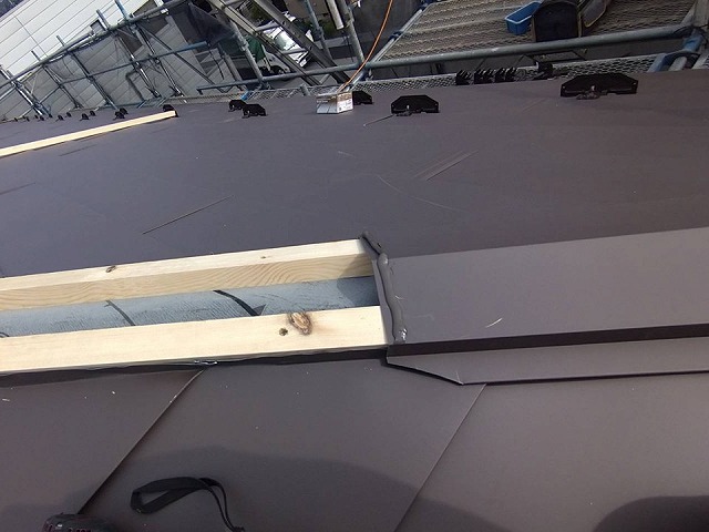 屋根カバー工事の棟板金ジョイント部への捨てコーキング