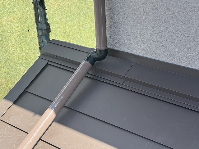 屋根カバー工事で下屋根部への雨押え板金設置が完了