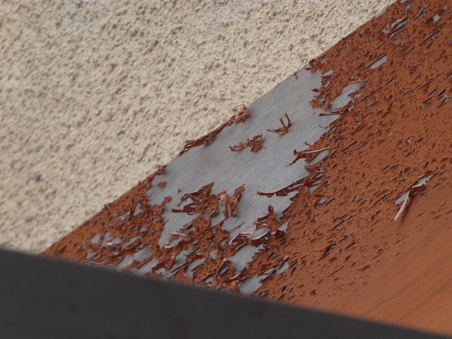 住宅の外壁調査で幕板の著しい塗膜剥がれを確認