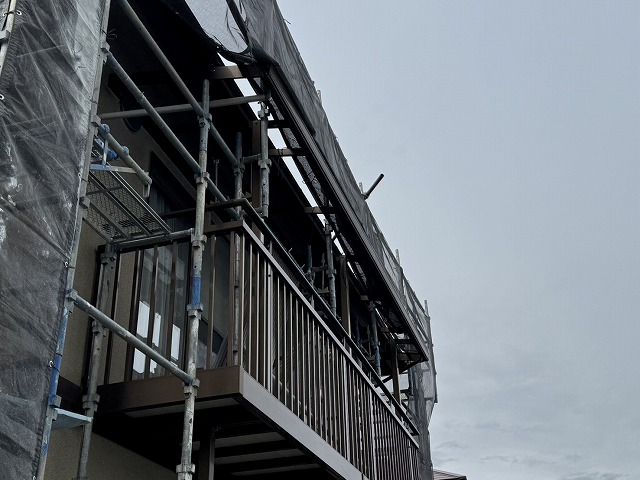 モルタル外壁塗装工事の高圧洗浄工程完了状況