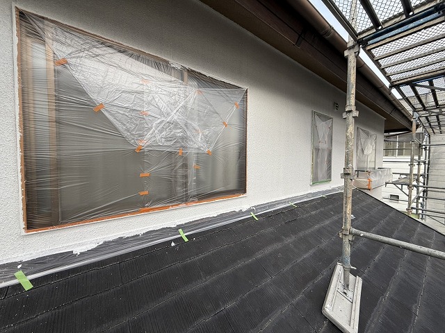 モルタル外壁塗装工事の下屋根上への下塗りが完了