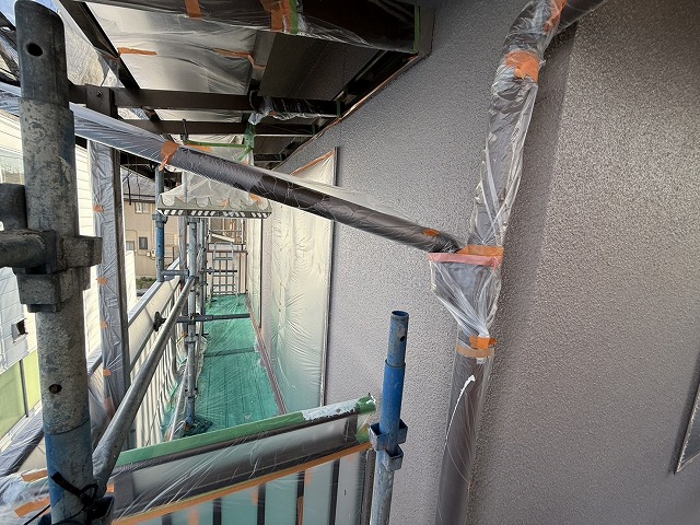 モルタル外壁塗装工事の「超低汚染リファイン1000Si-IR」による中塗りが完了