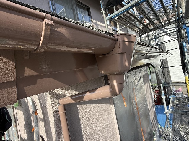 外壁塗装工事の雨樋、鼻隠しへの塗装完了状況