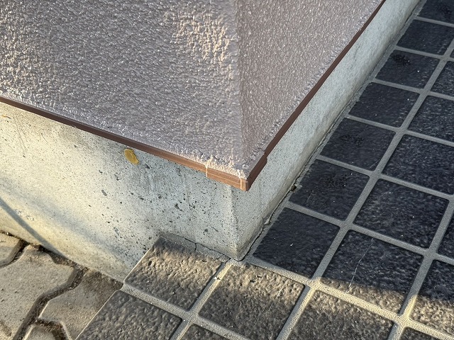 外壁塗装工事の土台水切などの屋外鉄部への塗装が完了