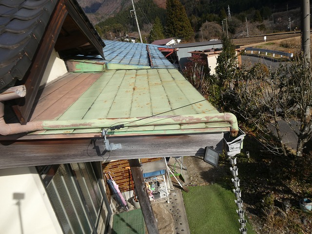 戸建て住宅の屋根調査で金属屋根のサビを確認