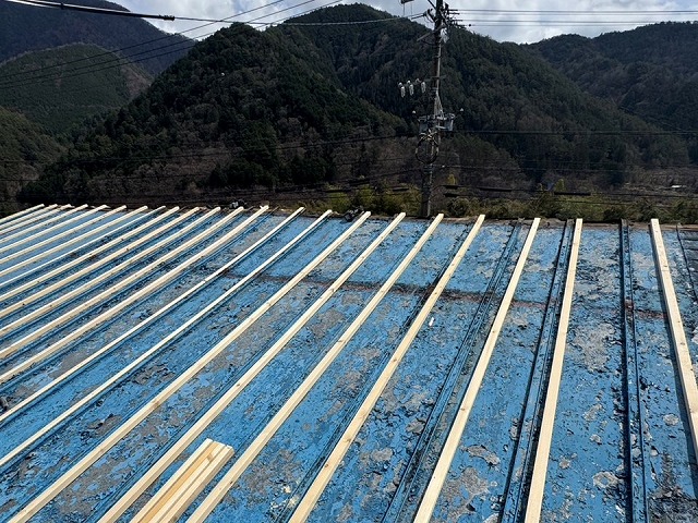 戸建て住宅屋根カバー工事の既存金属屋根に対する垂木下地組みが完了