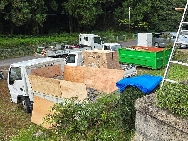 屋根葺き替え工事で解体した既存屋根材を処分する運搬車両