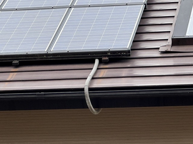 太陽光パネルが設置されている金属屋根の経年劣化を確認した無料点検