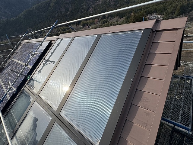 金属屋根塗装工事で行った太陽光パネルへの高圧洗浄が完了