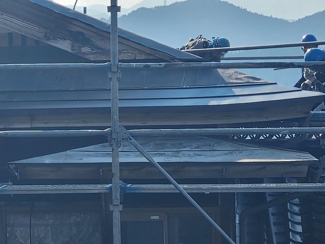 屋根葺き替え工事の大屋根への金属屋根施工状況