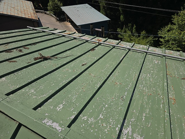 住宅の無料点検でトタン屋根の塗膜剥がれを確認