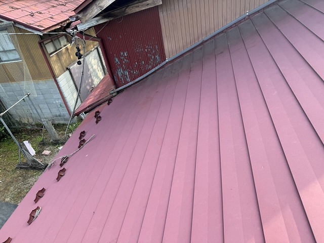 SGL鋼板屋根によるカバー工法メンテナンスを行う住宅屋根の現場調査
