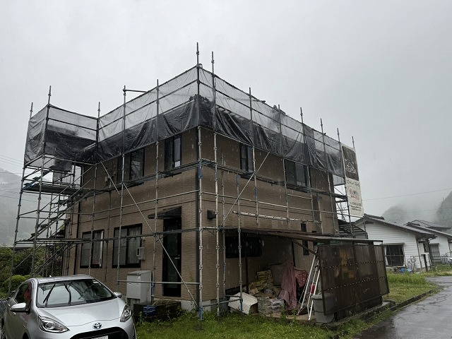 屋根塗装工事の足場設置工程が完了した住宅の全景