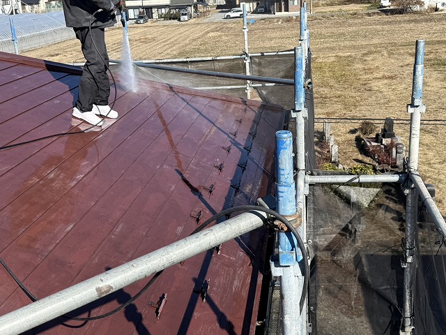 横葺きトタン屋根の塗装前に行った高圧洗浄工程
