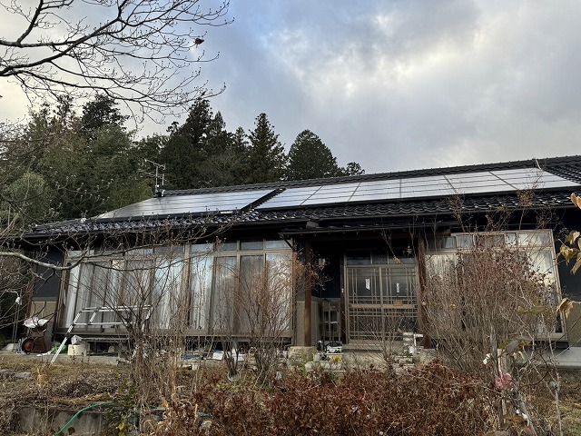 飯田市の平屋住宅にて積雪の影響で傷んでいた雨樋の交換工事、施工前の足場設置状況