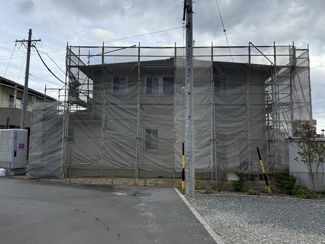 住宅のスレート屋根に対して行う塗装工事の品質向上を図る足場の設置