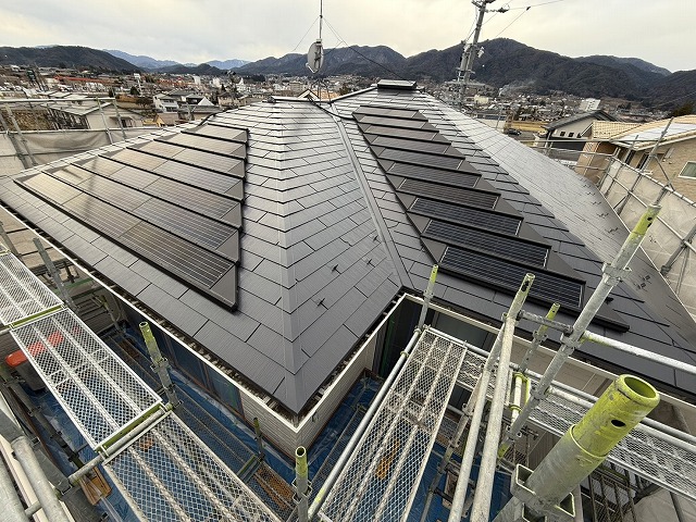 屋根用遮熱フッ素系上塗材「スーパーシャネツサーモF」を用いた中塗りが完了