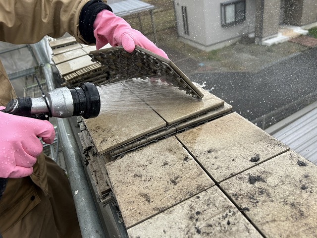 ベランダ防水工事のタイルへの洗浄の様子