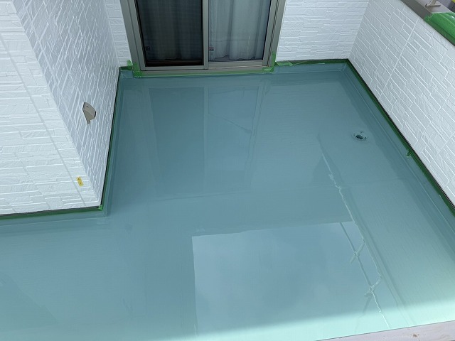 ウレタン塗膜防水工事で1層目の防水材塗布が完了