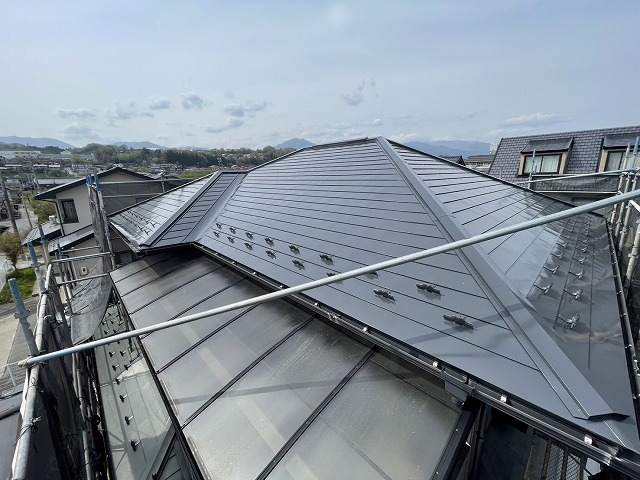 シーラーレス塗料「シャネツトップワンSi-JY」による金属屋根塗装工事が完成