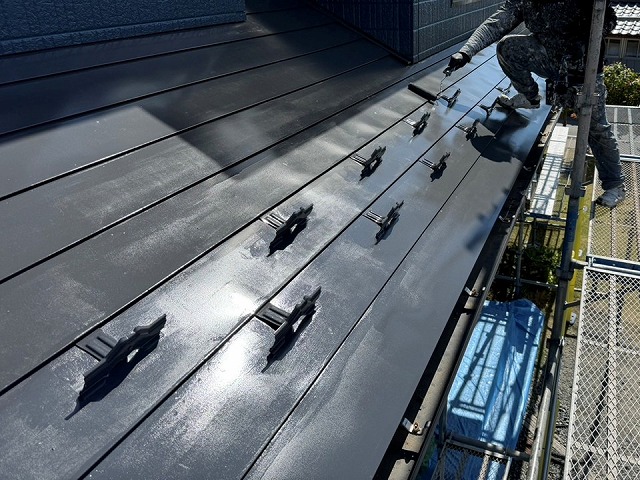 「シャネツトップワンSi-JY」を用いた金属屋根塗装工事の下屋根への仕上げ塗装