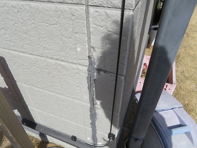 住宅の外壁調査で増し打ちコーキングの切れを確認