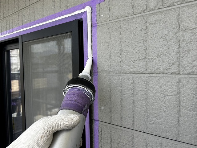 コーキング打ち替え工事の新たなコーキングの充填