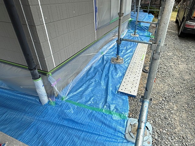 住宅外壁塗装工事の玄関ポーチや犬走りへの養生