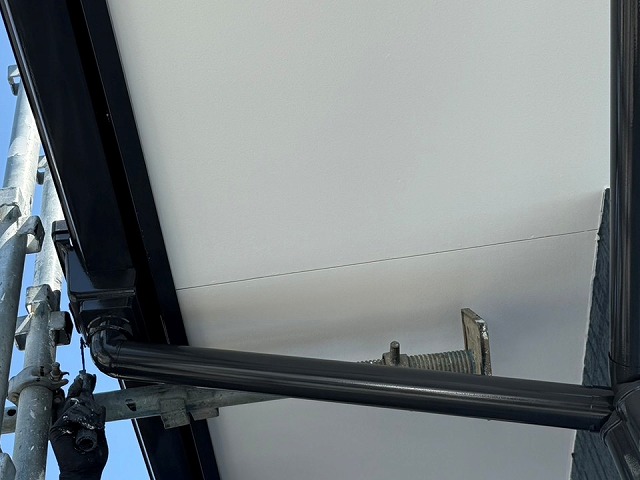 住宅外壁塗装工事の破風や鼻隠し、雨樋への塗り替えが完了