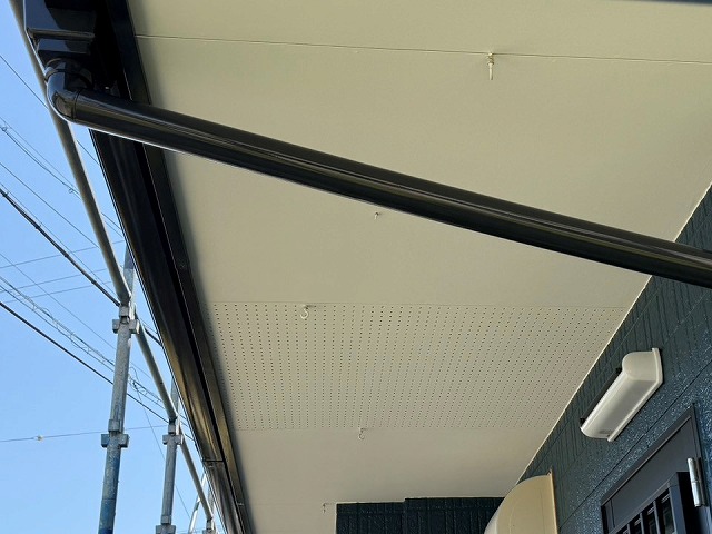 住宅外壁塗装工事の軒天や雨樋などの付帯部塗装が完了