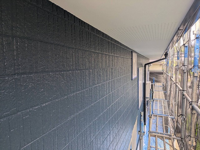 サイディング外壁塗装工事の中塗り工程の完了状況