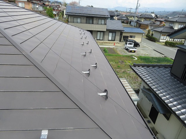 金属屋根塗装工事を行う住宅の屋根点検