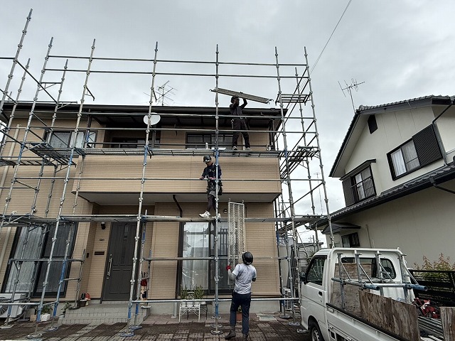 金属屋根塗装工事の足場組み立て状況
