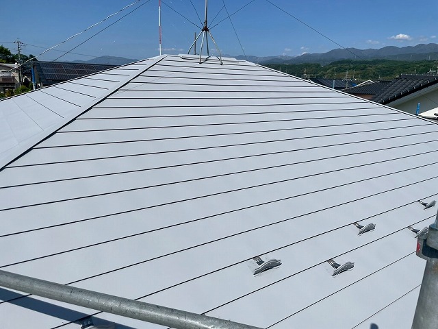 金属屋根塗装工事の「サーモテックメタルプライマー」を用いた下塗りが完了