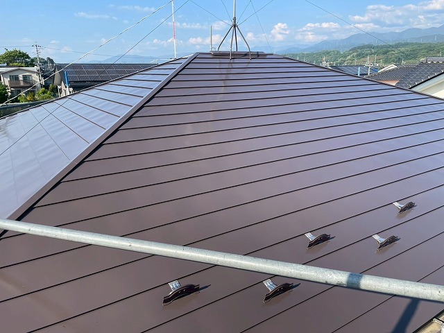 屋根用遮熱フッ素塗料を用いた金属屋根塗装の中塗りが完了