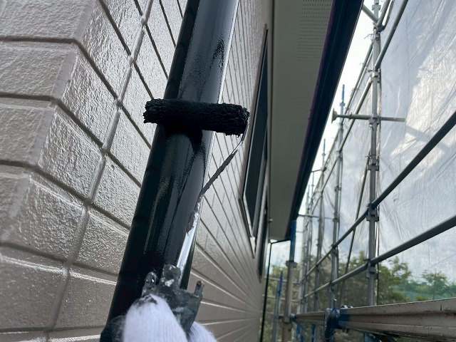 住宅外壁塗装工事の竪樋への重ね塗り