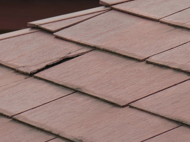 住宅屋根の無料点検でコロニアル屋根の欠けを確認