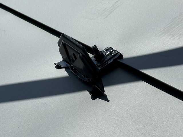 SGL鋼板屋根を用いたカバー工法の雪止め金具の取り付けが完了