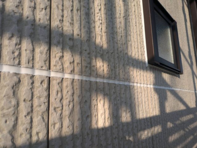 伊那市境　ミサワホームで建てたお宅の、ひび割れて傷んだ外壁コーキングの打ち替え工事