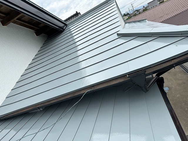 金属屋根塗装工事の下屋根への上塗り施工状況