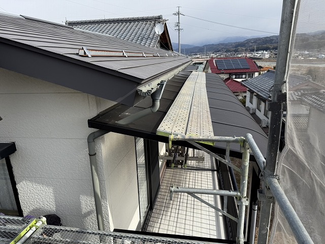 金属屋根塗装工事を行うための足場設置が完了