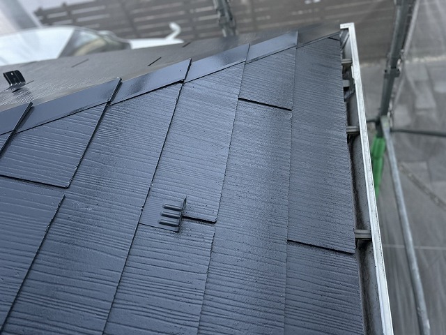 スレート屋根塗装工事の下屋根への中塗り工程が完了