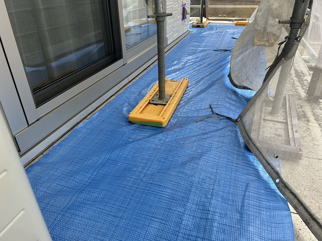 サイディング外壁塗装工事の建物外周部へのブルーシート養生